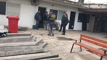 UNIFORMES. Policías federales, ayer, en el edificio de Obras Públicas..