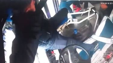 El chofer de Ruta Bus abandonó su asiento para defenderse de los golpes del pasajero.