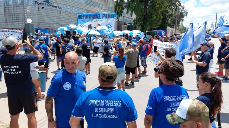 EN ALERTA. Los papeleros se reunieron en Pilar y advirtieron que están cerca del paro.