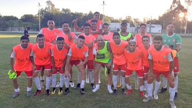 FELICIDAD. El plantel de Atlético festejó el triunfo en casa ante Toro..