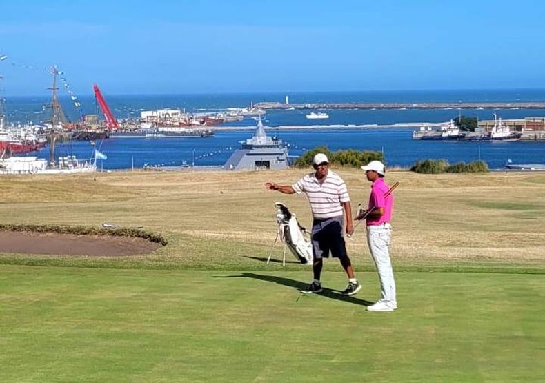 Exequiel López analiza la siguiente jugada en la cancha de Playa Grande.