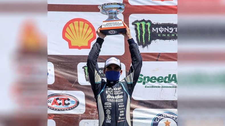 COPA EN MANO. Martín Vázquez celebra en el podio de San Nicolás..