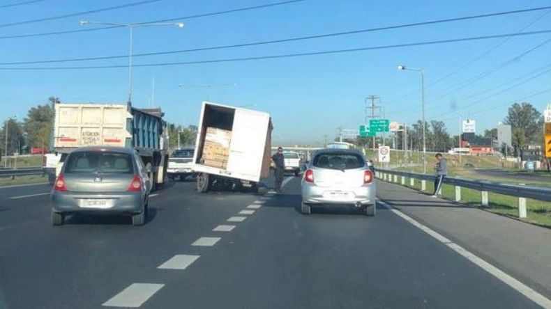 El camión sufrió un desperfecto cuando circulaba a la altura del Km. 50. .