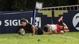 Santiago Pernas firma un gran try para Pampas ante Capibaras.