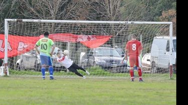 ARQUERAZO. “Todos me tenían fe”, dijo Medina tras atajarle el penal a Brito..