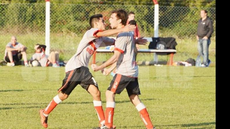 (FREDY CABALLERO). FIGURA. Cavallero grita con furia el 4-2; Enzo Bustos llega para abrazarlo y festejar..