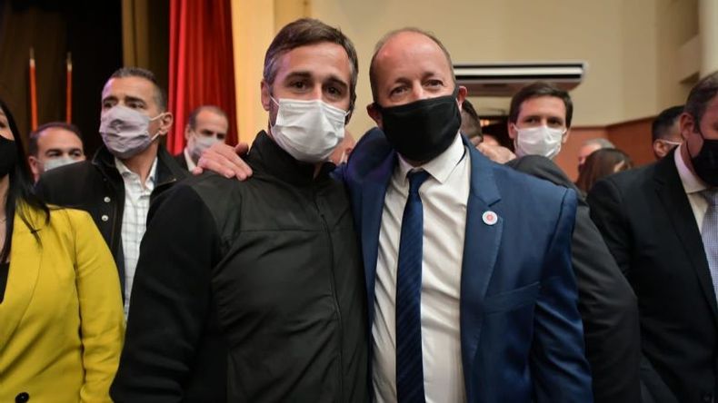 ABRAZO. Achával con el flamante jefe de Gabinete bonaerense, Martín Insaurralde..