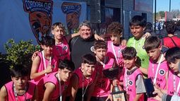 CAMPEONES. Los chicos de la división 2012 B de Real Pilar con las medallas y la Copa de Oro.