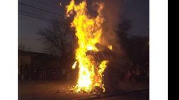 Arden los pecados. La fogata, frente a la parroquia de Villa Rosa..