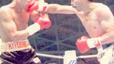 Verano de 1991. La derecha de Pedro Décima impacta de lleno en el rostro del japonés Kiyoshi Hatanaka. El delvisense perdió esa pelea en lo que era su primera defensa del título mundial Supergallo de la CMB, que había conquistado en noviembre de 1990 ante el estadounidense Paul Banke. La revista El Gráfico definió el combate como “sangriento y terrible”.