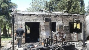 DESTRUCCIÓN. Así quedó la casa arrasada por el fuego..