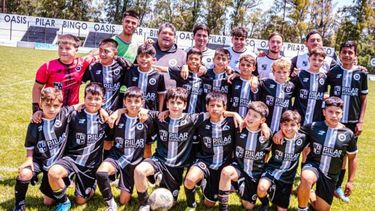 LOS CAMPEONES. Los integrantes de la categoría 2012 de Real Pilar que se coronaron en la Zona B.