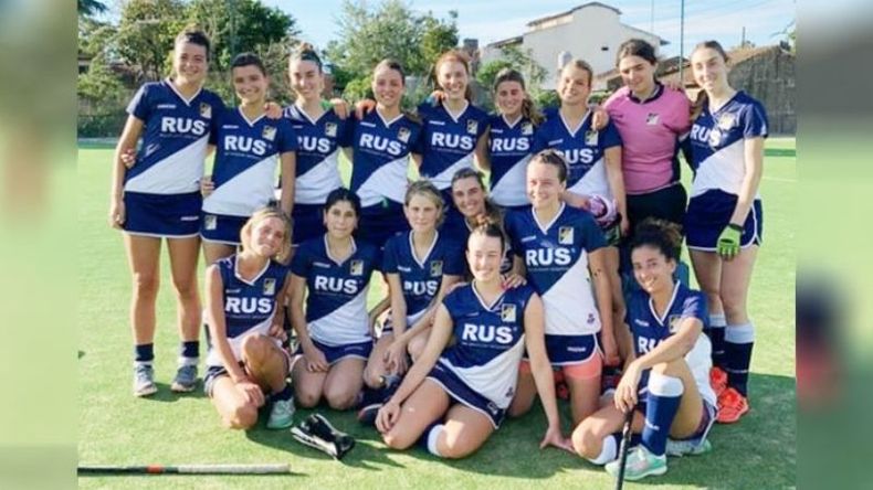 PRIMERAS. Las chicas de Champagnat B posan tras el logro..