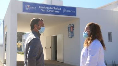 SAN CAYETANO. Laurent recorrió el nuevo centro de salud junto a los trabajadores del área..
