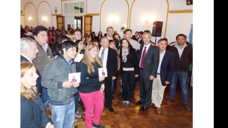 El intendente Zúccaro y los concejales con los primeros beneficiarios..