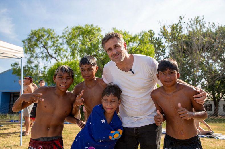 VERANO EN PILAR El intendente Federico Achval junto a un grupo de chicos que se acerc a disfrutar de las piletas en los clubes municipalesnbsp
