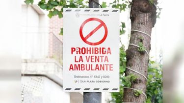 Uno de los puntos de nuestro petitorio habla de colocación de cartelera indicativa, como comienzo de una campaña para reducir la circulación de vendedores ambulantes y manteros. Esperamos que las #camaras de #comercio (todas sin distinciones) acompañen el pedido. Comerciantesunidosdepilar / @Comerciantesun5. .