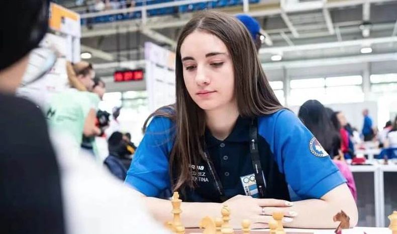 Candela Francisco en plena partida de la Olimpiada de Budapest.