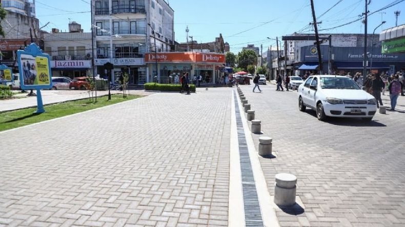 La renovada calle Lorenzo López entre Rivadavia y San Martín. .