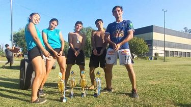 CAMPEONES. Las duplas ganadoras posan con sus trofeos y medallas.