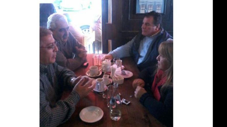 EN EL BAR EL COLONIAL. Los rdicales Giménez y Britos, ayer, con Trindade..