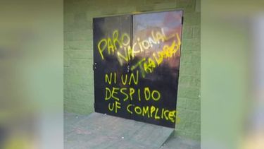 PINTADAS. El reclamo se hizo cartel en la puerta de una estación. .