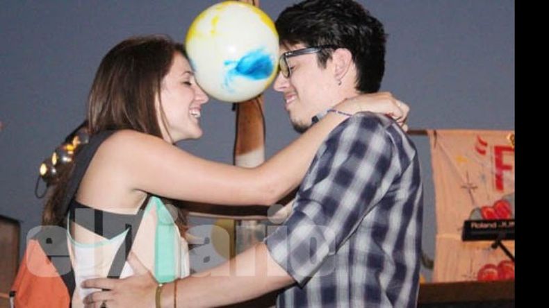 El vals de los novios sosteniendo una pelota..