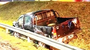 LUGAR DEL ACCIDENTE. La camioneta impactó contra el guardarrail.