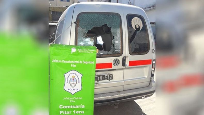 También destrozaron su camioneta. .