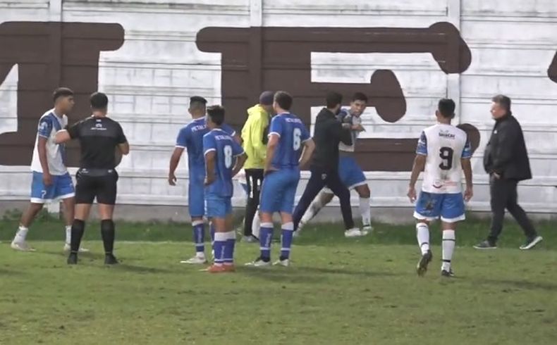 Los colaboradores de Unión se llevan a Ruiz después de pegarle al árbitro.