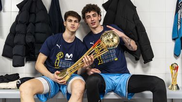 Lucas Giovannetti con la Copa Princesa en el vestuario ganador de Estudiantes de Madrid.