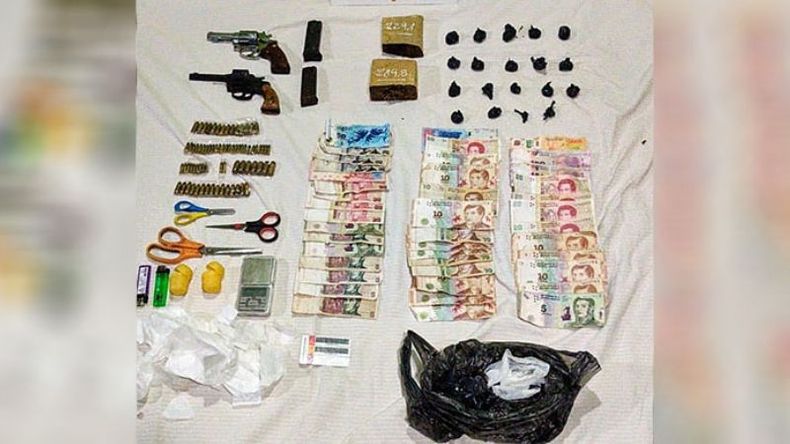 PARA LA VENTA. Drogas y armas incautadas en la casa del acusado..