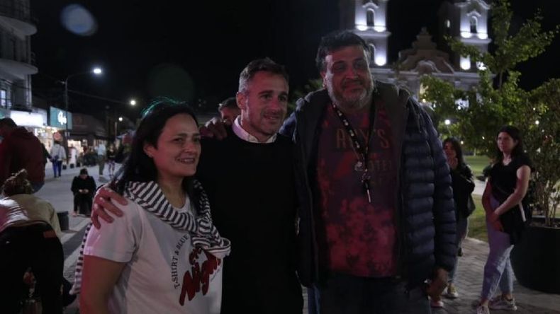 El intendente Federico Achával acompañó los espectáculos en la plaza. .