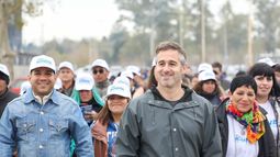 PUSO PRIMERA. Achával salió en su recorrida acompañado por militantes de su campaña. &nbsp;