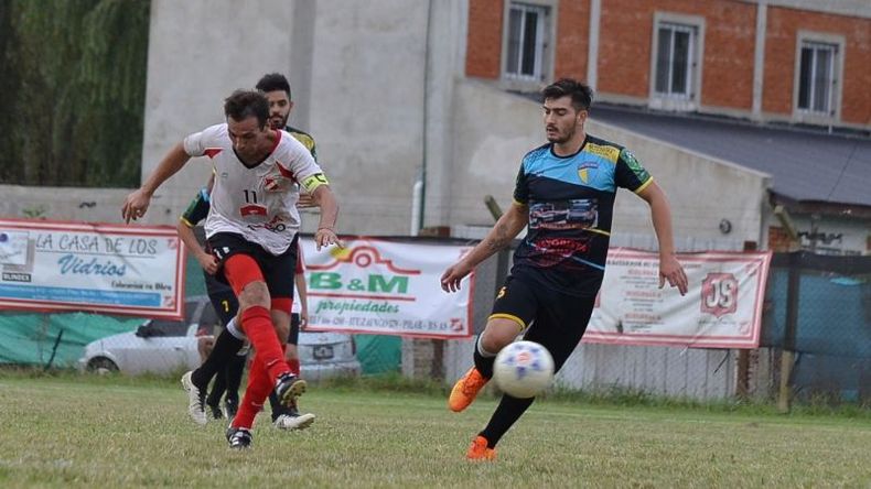 Vázquez ya sacó el remate que terminará en el fondo de la red. El delantero marcó 3 de los 6 goles de Sportivo Pilar..