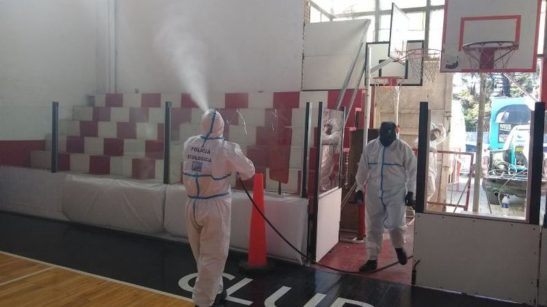POLICÍA ECOLÓGICA. Tareas de desinfección en el Club Atlético Pilar. .