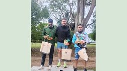 PODIO. Juan Cena, ganador de Palmar Extremo, con Ignacio Rostán y Sebastián Golovko. PODIO. Juan Cena, ganador de Palmar Extremo, con Ignacio Rostán y Sebastián Golovko.