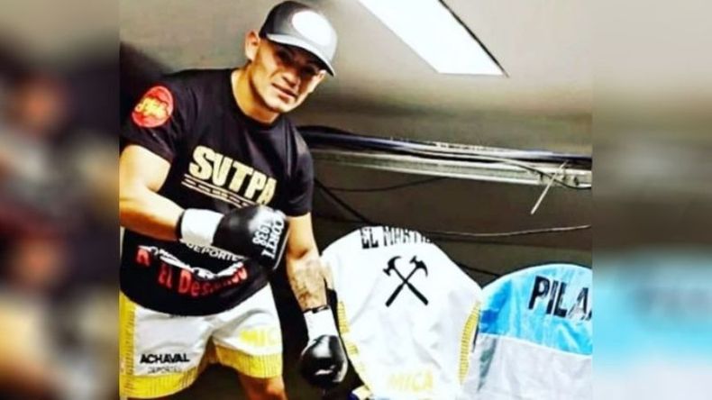 PREPARADO. Elías y sus banderas, listo para la vuelta al ring..