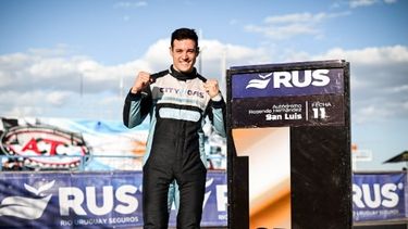 PRIMERO. Azar marca el 1 tras ganar la segunda serie del TC Pista en San Luis.