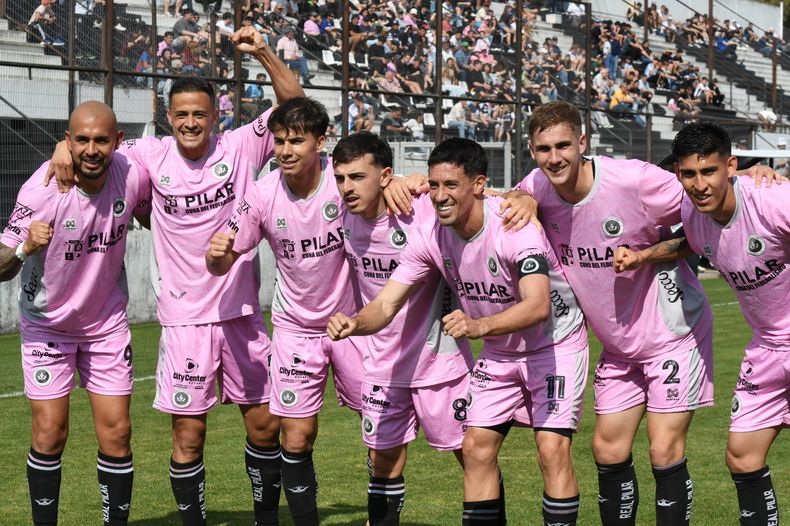 FESTEJO GRUPAL. Riquelme, Pansardi, Martin, Mancini, Crocco, Gelos y Vergara.&nbsp;