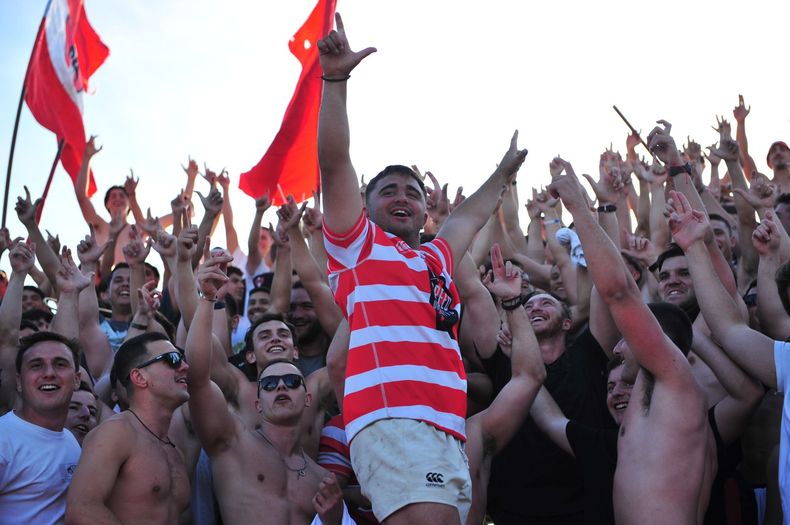 TRIBUNA. Jugador e hinchas de Alumni festejan la clasificación a las semifinales del Top 12.