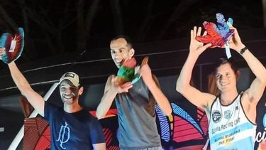 PODIO. Cena (izq.) junto a Ramírez y Moreira tras la premiación del Ultra Trail de Misiones.
