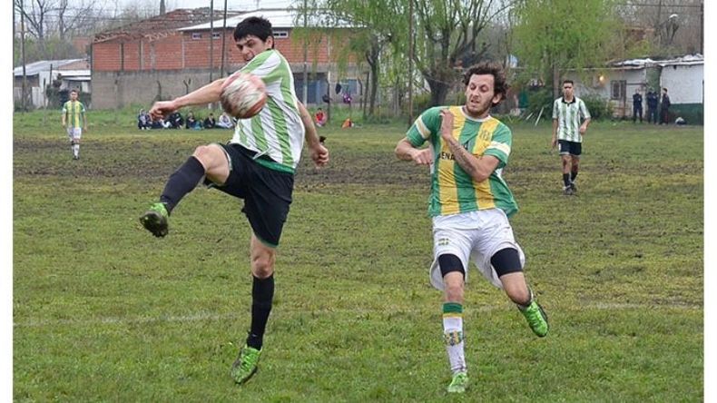 (FREDY CABALLERO). GOLEADA. Leguizamón le da de bolea; el volante marcó el 3-0 parcial de Abrojal..