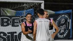 El Bocha Pandarsi agradece a Dylan Vergara por el centro que conectó de cabeza para el 1-1 del segundo partido. Se suma Marcos Riquelme.