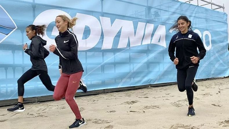 DE SELECCIÓN. Ocampo (der.) junto a Marcela Gómez y Florencia Borrello corriendo en la arena..