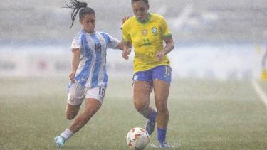 LLUVIA. Ludueña, que jugó ante Brasil, entró como lateral derecha frente a Perú.