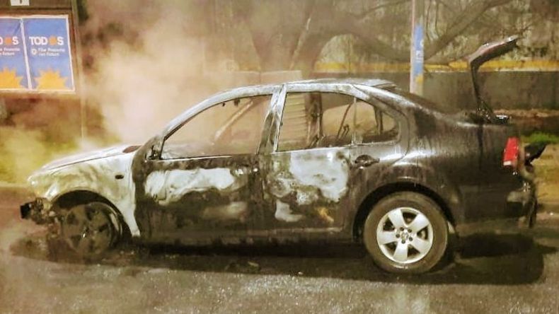 PÉRDIDAS TOTALES. Así quedó el VW Bora encontrado en La Lonja. Foto: @juancaimpacto.