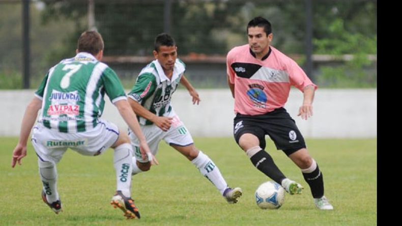 (FOTO: HEVA) Hugo Silva busca salir entre King y Belozo. Con su marca, ganó muchas pelotas en mitad de campo..