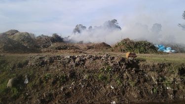 BASURA. Los vecinos denuncian malos olores y humaredas..