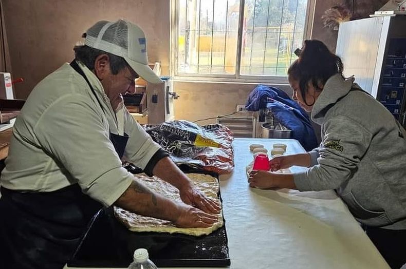 EN PLENA TAREA. En El Campito comen 200 personas. Además, hay talleres, huerta y tareas comunitarias.&nbsp;&nbsp;